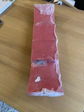 Kleines, gebogenes Regal in