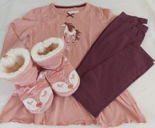 YIGGA Pferde Schlafanzug rosa  Bordeaux, Volant Gr 134/140 +Hausschuhe 30/32 Neu