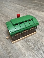 BRIO 33574 - Lokschuppen mit Rolltor für Holzeisenbahn, gebraucht