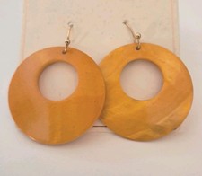 Ohrhänger Metall vergoldet, ca. 42 mm lang, Kunststoffscheiben marmoriert 