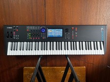 Yamaha MODX7+ 76 Semi-weighted Key Synthesizer mit Gigbag
