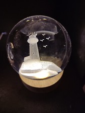 Glaskugel mit edlem Holzsockel und elektr. Beleuchtung, ca. 8cm Lampe Leuchtturm