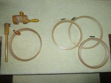 Vier alte Holz Stickrahmen / 1 x mit Tischklemme / Zwinge 