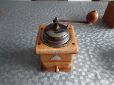 Alte Kaffeemühle aus Holz und
