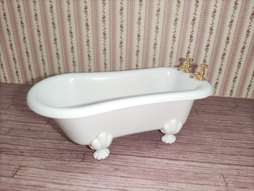 Badewanne mit goldfarbenen