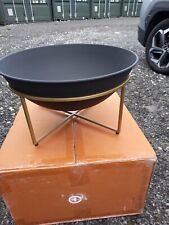 Made.com Josper niedrige kompakte Metall Feuerstelle schwarz mit Messingrahmen 