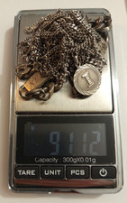 HALSKETTEN UND ARMBÄNDER