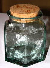 37: SECHSECKIGER GLASBEHÄLTER MIT RUNDER ÖFFNUNG UND EINEM DECKEL AUS KORK