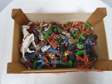 grosses Konvolut Indianer Cowboys Fort Pferde Diorama Häuser Zaun DDR-Spielzeug