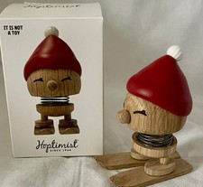Hoptimist aus Holz auf Skiern