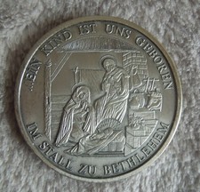 Weihnachten Medaille . EIN KIND IST UNS GEBOREN . Im Stall zu Bethlehem 4 cm