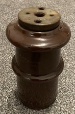 Alter großer Isolator braun