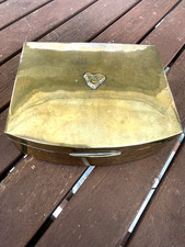 alte elegante Messing Schatulle Handarbeit mit Motiv Omas Erbe