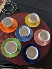 Haushaltswaren Geschirr bunte Espresso oder Kindertassen mit Untertasse im Turm