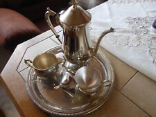 Versilberte Kaffeekanne, Zuckerdose und Milchkännchen