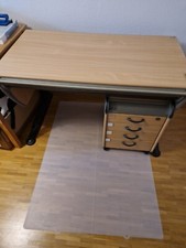 Schreibtisch inklusive