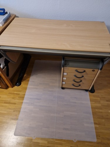 Schreibtisch inklusive