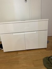 badezimmerschrank weiß hochglanz. Türe bisschen schräg aber sehr gut gepflegt