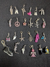 24 süße silberfarbene Charm Anhänger mit Karabiner + Zirkonia, teils ungetragen