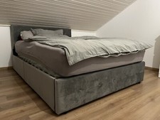 Bett (Polster) grau