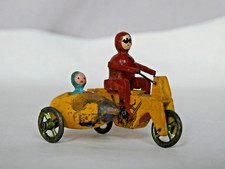 gelbes Motorrad mit Beiwagen -