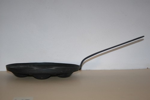 ältere eierpfanne aus eisen - ältere,