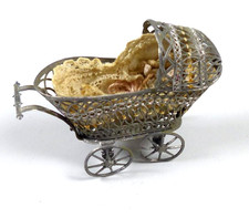 alter Puppenwagen aus Zinn mit