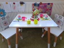 Kindertisch mit zwei Stühlen, Kinderspieltisch, Kindermaltisch
