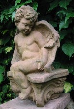 Skulptur Engel sitzend auf Stein Fels aus Kunst Sandstein im Antik Look X 32