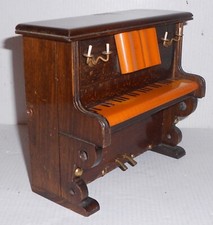 Ältere Spieluhr als Klavier