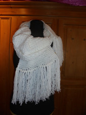 strickschal handarbeit weiß