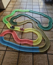 Große Magic Tracks Rehnnbahn + 2 Autos leuchtend, Länge ca 7 Meter