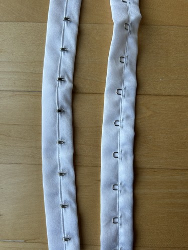 Haken und ösenband - und,