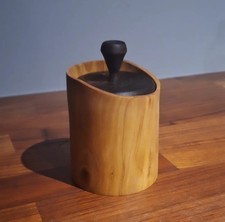 Gedrechselte Dose aus Kirsche