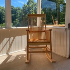 Wunderschöner massiver Schaukelstuhl