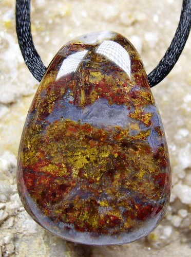 Pietersit gelb und - pietersit, rot