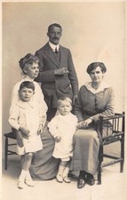 Mann raucht mit Frauen und