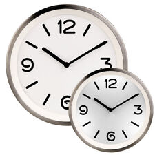 St. Leonhard Edelstahl-Quarz-Wanduhr mit Zifferblatt-Beleuchtung und Lichtsensor