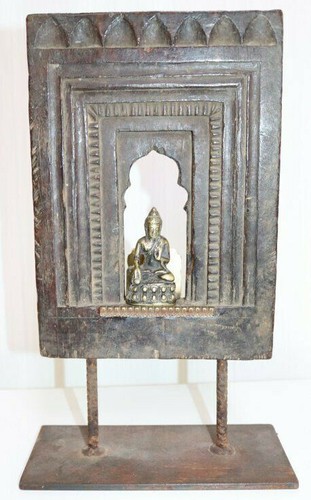Alte stehle mit buddha - stehle, asia