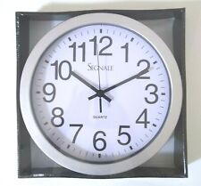 Wanduhr rund 30 cm, 4 cm tiefer silberfarbener Rand, weißes Ziffernblatt