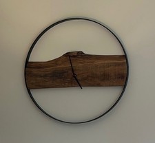 Wanduhr aus Massivholz mit