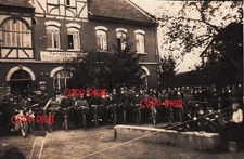 Motorrad-Gruppe vor einem