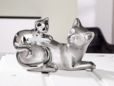 32393 Katze liegend mit