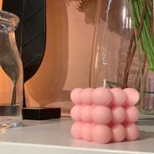 Rosa farbige Duftkerze aus