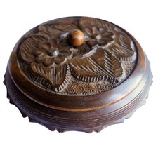 Holzschale rund mit Randmotiven und geschnitztem Deckel   	