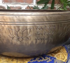Klangschale Lotus Carved Singing Bowl Hand carved Hand made