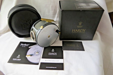 VERPACKT MIT ETIKETTEN HARDY