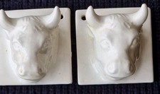 Zwei Kuhköpfe als Wandschmuck