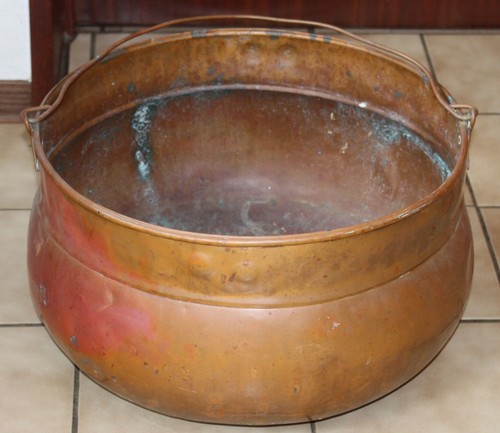 Riesiger alter kupferkessel - alter,