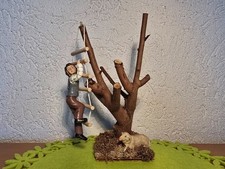Junge klettert Baum Schaf zu